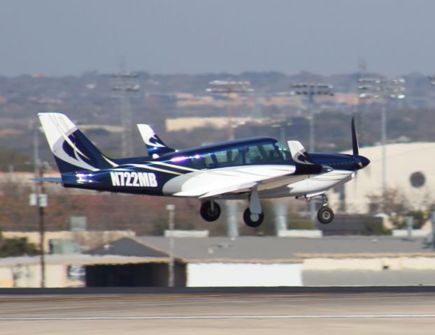 Piper Apache (N722MB) - Departing Rwy 12R