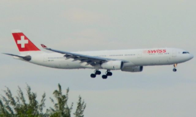 Airbus A330-300 (HB-JHJ)