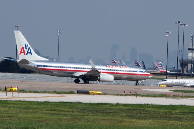 Boeing 737-700 (N906NN)