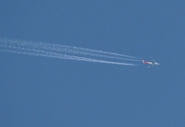 Boeing 747-400 (VH-OJU) - Passing over Invercargill New Zealand 22 July 2015. 31,300 ft and 950kmh