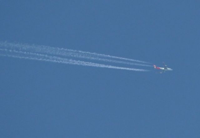 Boeing 747-400 (VH-OJU) - Passing over Invercargill New Zealand 22 July 2015. 31,300 ft and 950kmh