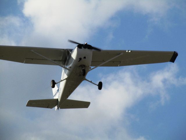 Cessna Skyhawk (N9964L) - Taking off RWY 6