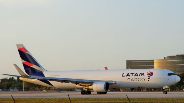 BOEING 767-300 (N534LA)