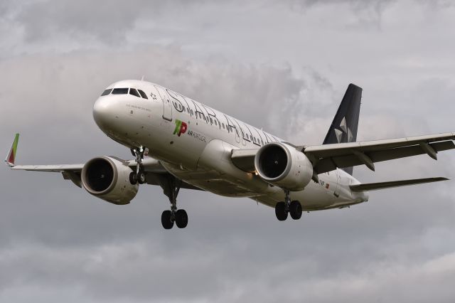 Airbus A320neo (CS-TVF) - 4th August, 2024: Flight TP 1368 from Lisbon's General Humberto Delgado Airport is on short finals to runway 27L at London Heathrow. 