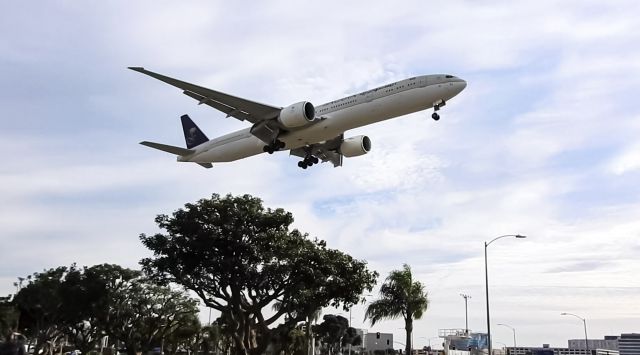 BOEING 777-300ER (HZ-AK38)