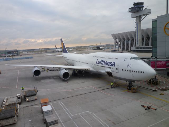 BOEING 747-8 (DLH456)