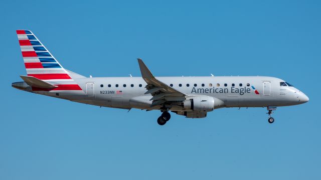 Embraer 175 (N233NN)