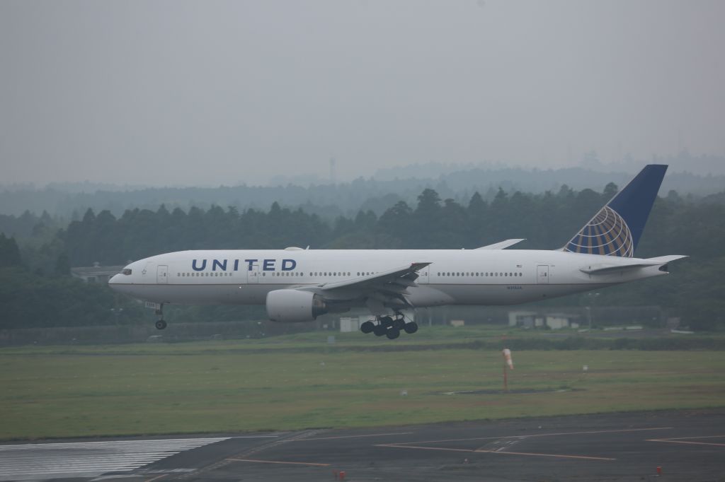 Boeing 777-200 (N215UA)