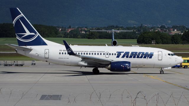 Boeing 737-700 (YR-BGI)