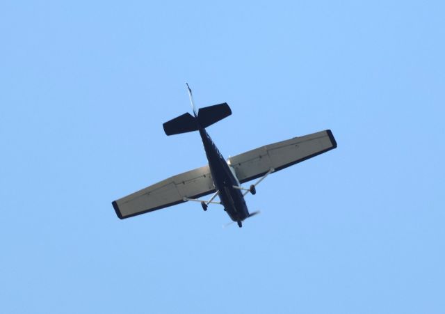 Cessna 152 (C-FILB) - C-FILB Cessna Commuter 152 Cargair Ltee Survolant la Ville de Lavaltrie QC. le 21-09-2023 à 14:32