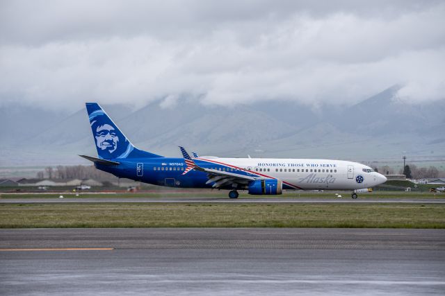 Boeing 737-800 (N570AS) - Honoring Those Who Serve. Alaska from SEA