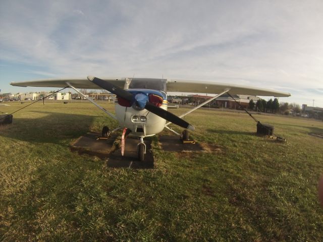 Cessna Skyhawk (N106LE) - Nice old Cessna sitting in parking at Lee.