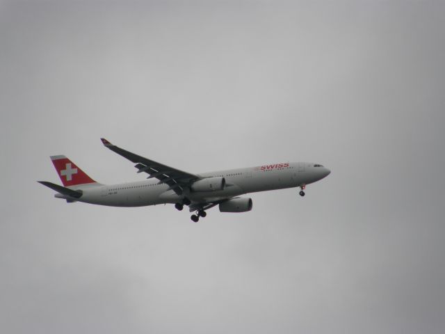 Airbus A330-300 (HB-JHI) - Swiss landing runway 24R at Montreal (CYUL)