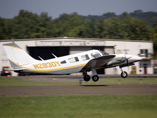 Piper Seneca (N2930Y) - Take off runway 08.