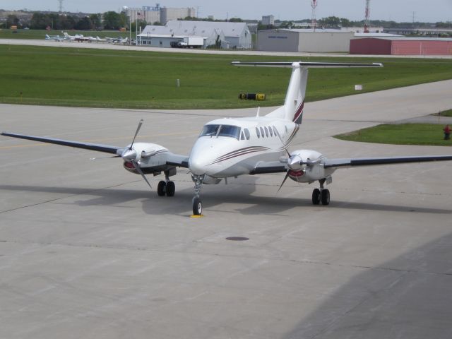 Beechcraft Super King Air 200 (N64DC)