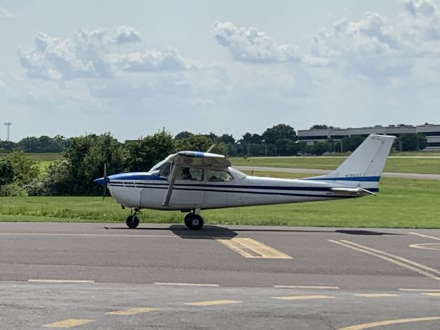 Cessna Skyhawk (N79057) - N79057 (C172) arriving at Wings Field (KLOM)br /Photo Date: July 5, 2021