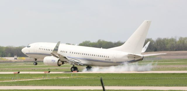 Boeing 737-700 (N737AT) - Touchdown! Hillwood Airways Boeing 737-7HJ(BBJ) on RWY 21. Aprli 17,2019