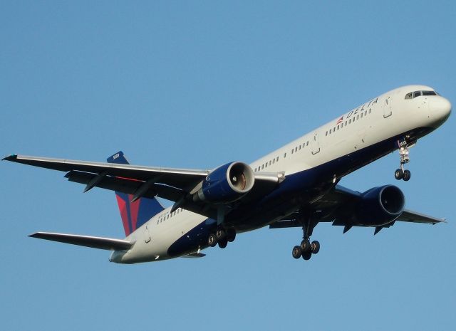 Boeing 757-200 (N533US) - Short Final into The Des Moines Intl Airport