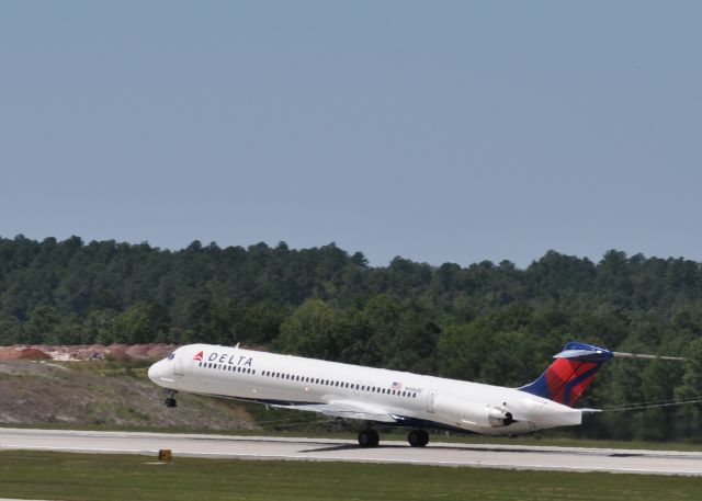 McDonnell Douglas MD-88 (N906DE)