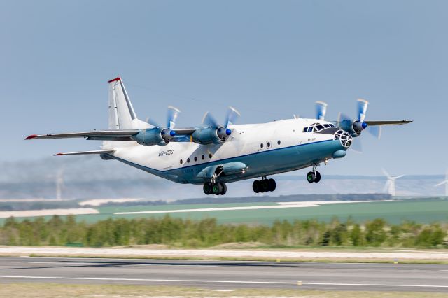 Antonov An-12 (UR-CBG)