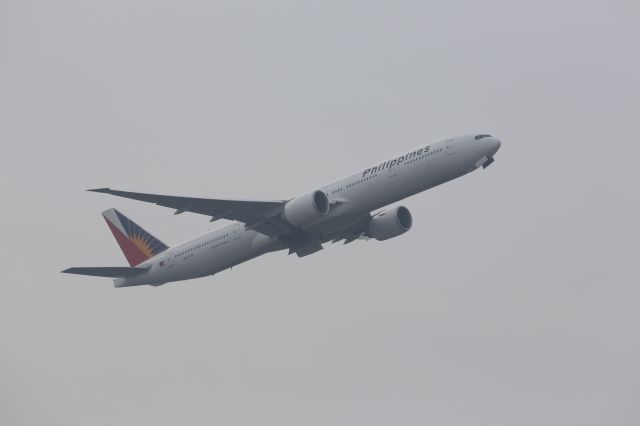 BOEING 777-300 (RP-C7775)