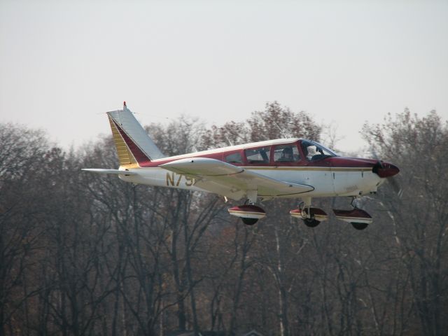 Piper Cherokee (N7960N) - Landing at Penn Valley