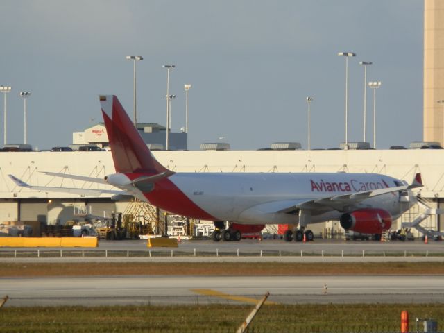 Airbus A330-200 (N334QT)