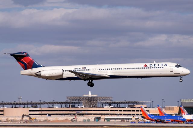 McDonnell Douglas MD-88 (N916DE)