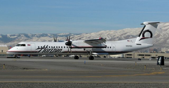 de Havilland Dash 8-400 (N424QX)
