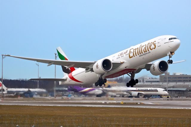 BOEING 777-300ER (A6-ECV)