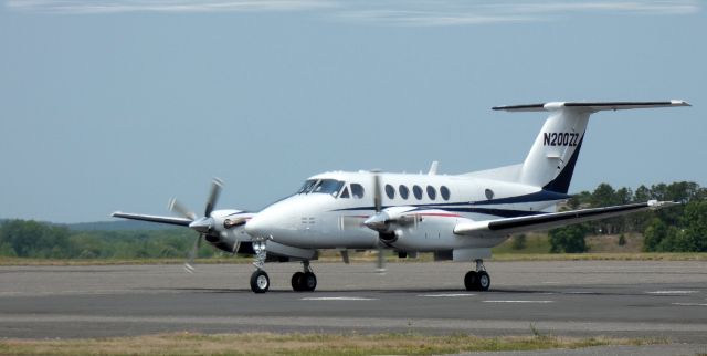 Beechcraft Super King Air 200 (N200ZZ) - Taxiing to parking is this 1979 Beech A200 Super KIng Air (BC-64) in the Spring of 2023.