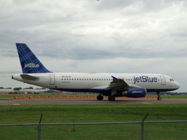 Airbus A320 (N613JB)