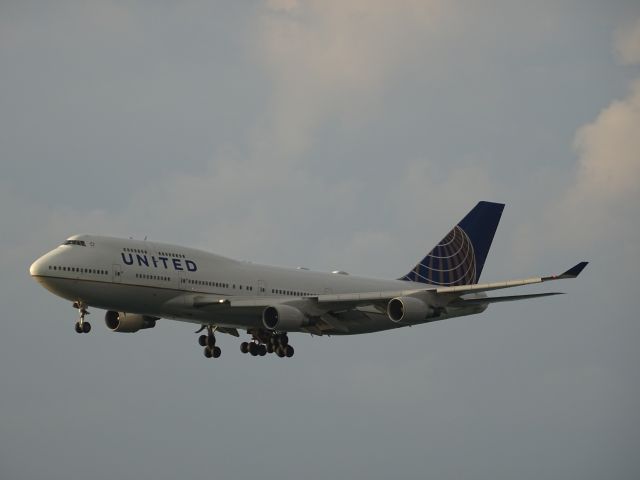 Boeing 747-400 (N179UA)