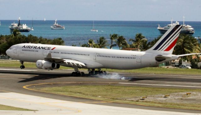 Airbus A340-300 (F-GLZR)