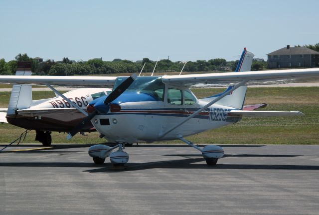 Cessna Skylane (N52916)