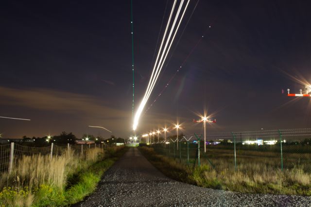 — — - Nightshot Runway 07L at Frankfurt Airport