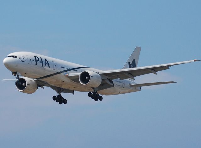 Boeing 777-200 (AP-BGK) - Kystvejen RWY22L