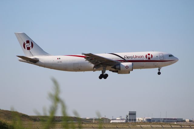 Airbus A300F4-600 (XA-GGL) - AeroUnion A300F4-600 landing on runway 10C at Chicago O'hare from New York (JFK)