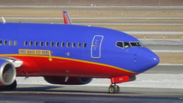 Boeing 737-700 (N237WN) - "Free bags fly here" aircraft departing to Phoenix.