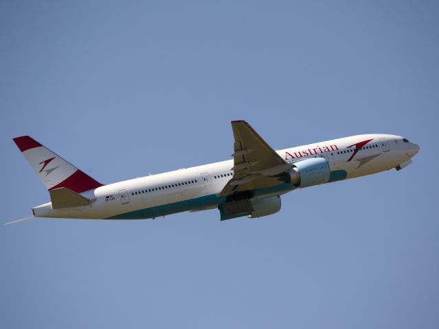 Boeing 777-200 (OE-LPE) - Takeoff runway 29