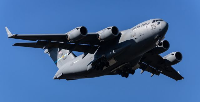 Boeing Globemaster III (N66167) - USAF C-17 Globemaster III on final approach runway 8L into KATL, likely carrying equipment for presidential visit.