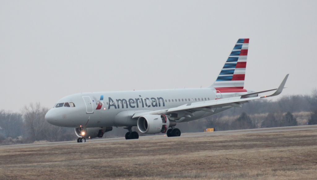 Airbus A319 (N9015D) - 030514 landing on Rwy 1L, from KDFW