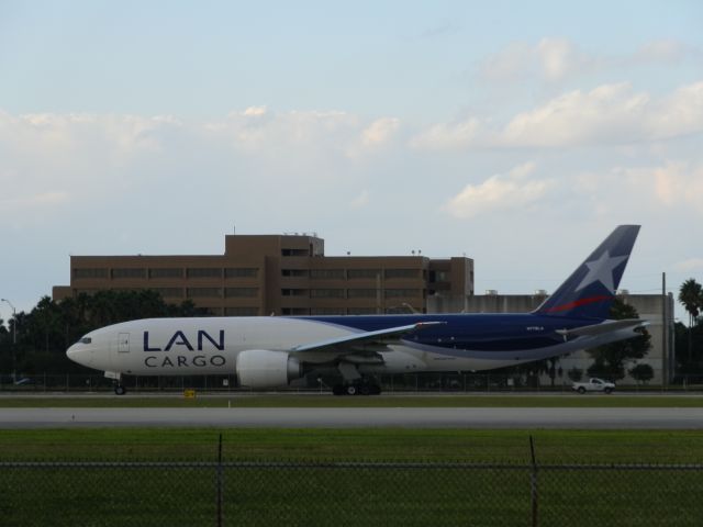 BOEING 777-200LR (N772LA)