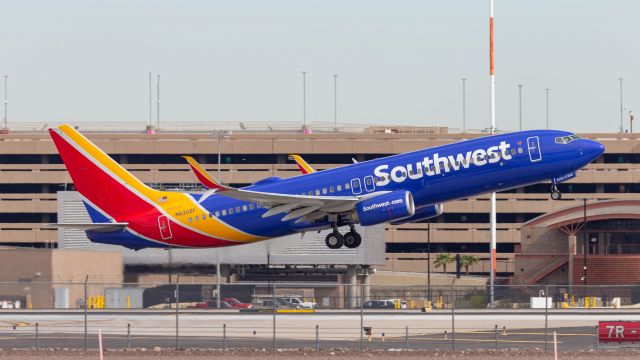 Boeing 737-800 (N8302F)