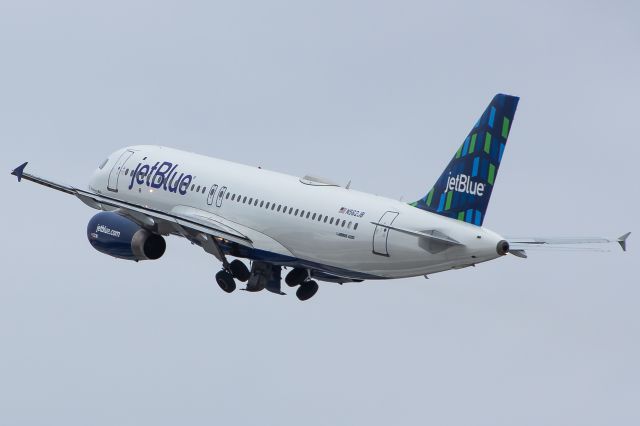 Airbus A320 (N562JB)