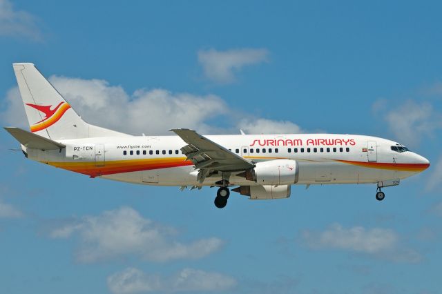 BOEING 737-300 (PZ-TCN)