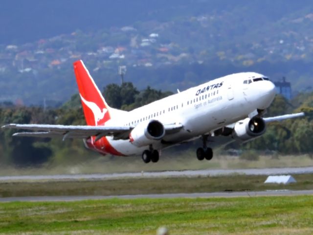 BOEING 737-400 (VH-TJI) - One of Qantas' old girls gets airborne off runway 23 and heads to Melbourne. Saturday, 24th March 2012.