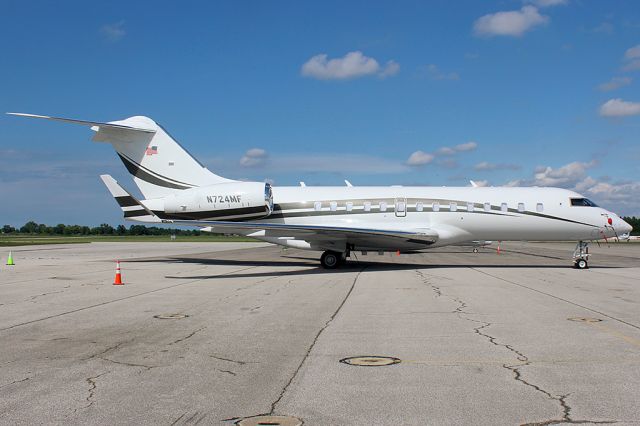 Bombardier Global 5000 (N724MF)