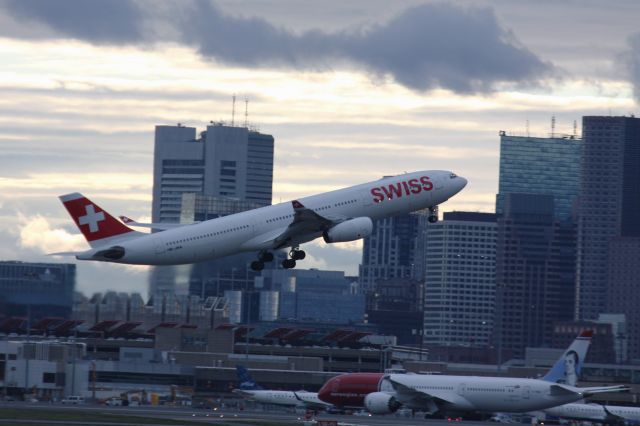 Airbus A330-300 (HB-JHA)