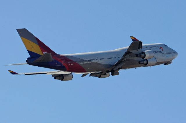 Boeing 747-400 (HL7418) - Asiana Airlines HL7418 is now taking off from Narita Airport.